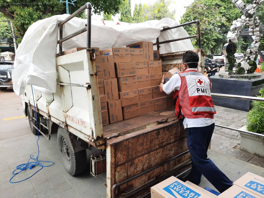 PMI_DKI_Jakarta's tweet photo. PT. Amerta Indah Otsuka sebagai produsen minuman isotonik yakni Pocari Sweat mendonasikan 100 karton (dus) Pocari Sweat kepada RSCM untuk membantu tenaga medis yang menangani Covid-19 pada rumah sakit.
#goion
#cegahcovid19
#pmiselalubantu
#siapasajabisa
#bantusesama https://t.co/LJqxwRA2qH