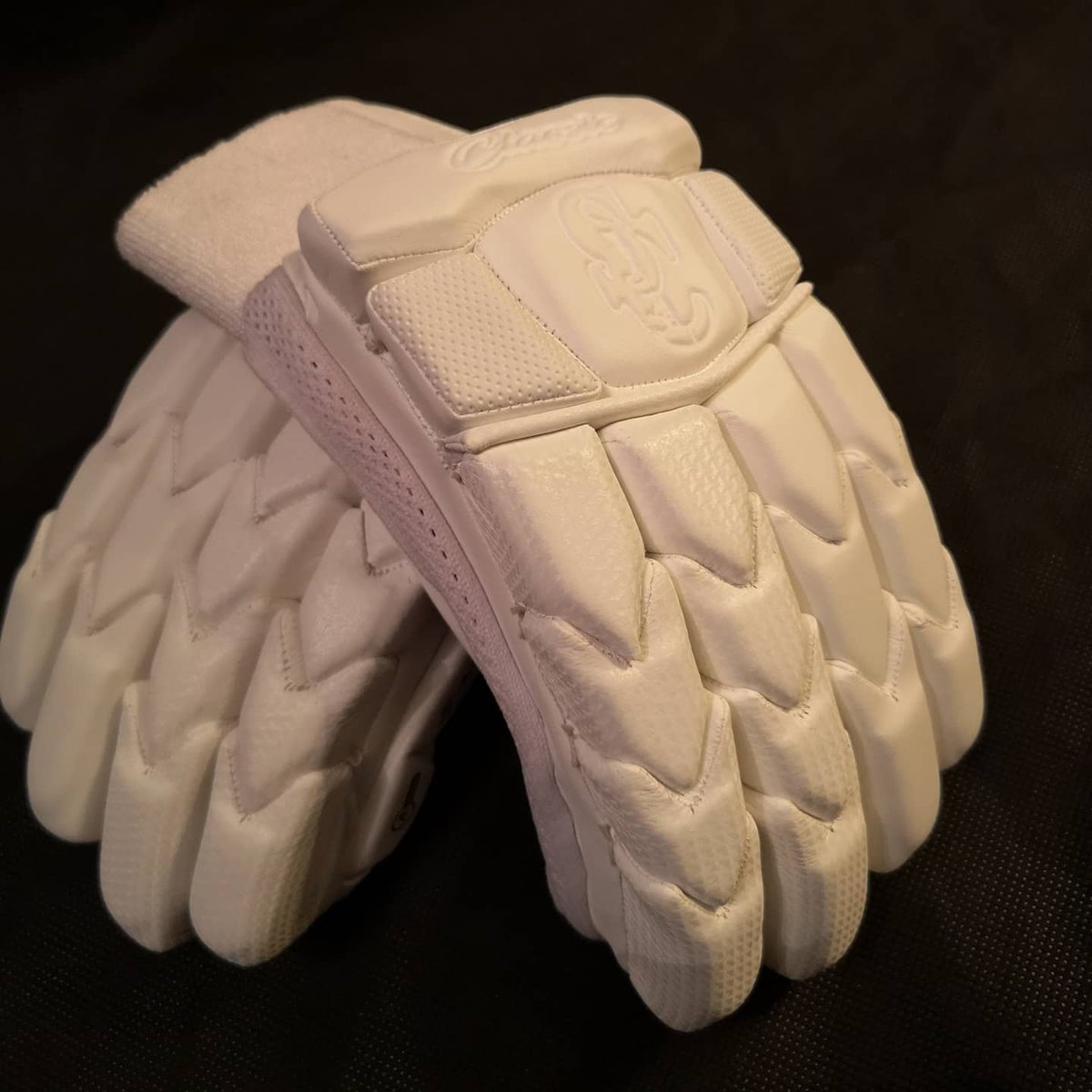 SelectCricket's tweet photo. Recreational cricket surely isn't far off, get yourself ready with premium cricket gear for a quick restart, avoid panic! Test match quality handmade cricket equipment, as classy as ever, from Select! ⭐⭐ #Select2020 https://t.co/5OnmGGVRcg