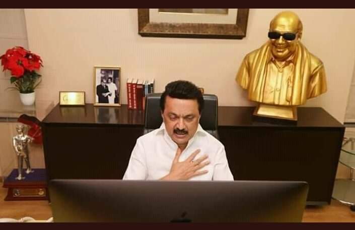 itsbalatweets's tweet photo. அய்யா நான் சென்னை ல இருந்து மருதாயி பேசுறேன்...

நான் டிவிஎஸ் 50 ஒன்னு வைச்சுருந்தேன் அதை களவாண்டு போயிட்டானுக...

மீதி 49 இருக்குல்ல அத பத்திரமா பார்த்துக்கோ தாயி😂😂😂😂 https://t.co/ovysTEo4GP