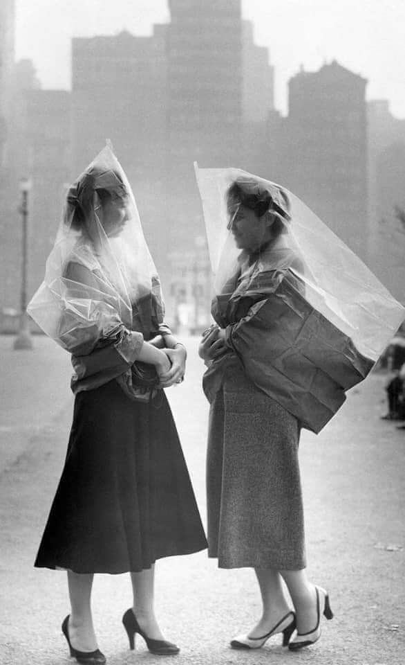 _heyreetsii's tweet photo. 103 years back(1918)same world similar situation. For this,   these photographs are testimony. So world will come out from present situation.
______________________________
#quarantine #QuarantineLife #sameolddays #oldpeoplebelike #maskwearing #SocialDistancing https://t.co/7an5YoNFQB