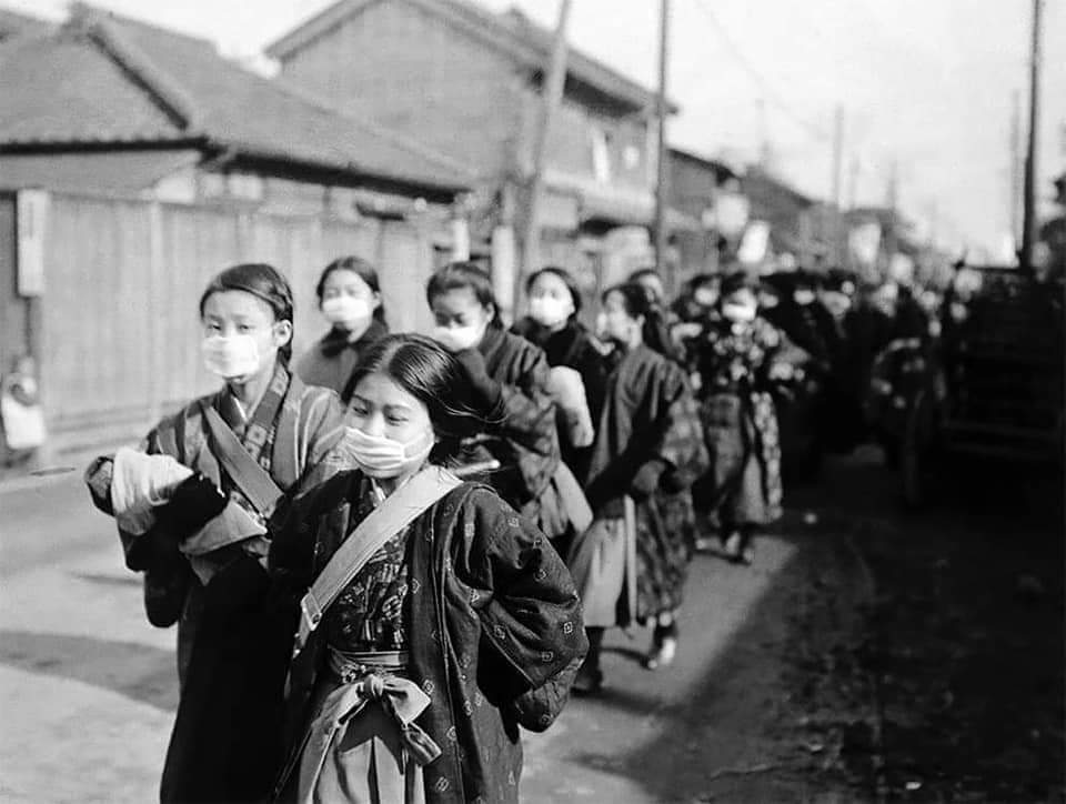 _heyreetsii's tweet photo. 103 years back(1918)same world similar situation. For this,   these photographs are testimony. So world will come out from present situation.
______________________________
#quarantine #QuarantineLife #sameolddays #oldpeoplebelike #maskwearing #SocialDistancing https://t.co/7an5YoNFQB