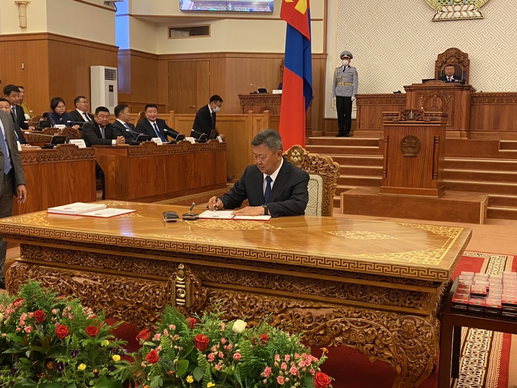 Энэ удаагийн УИХ-д хамгийн олон буюу 6 дахь удаагаа сонгогдож байгаа Н.Энхболд тангаргаа өргөлөө. Танд сайн сайхан бүхнийг хүсэн ерөөе👏👏👏