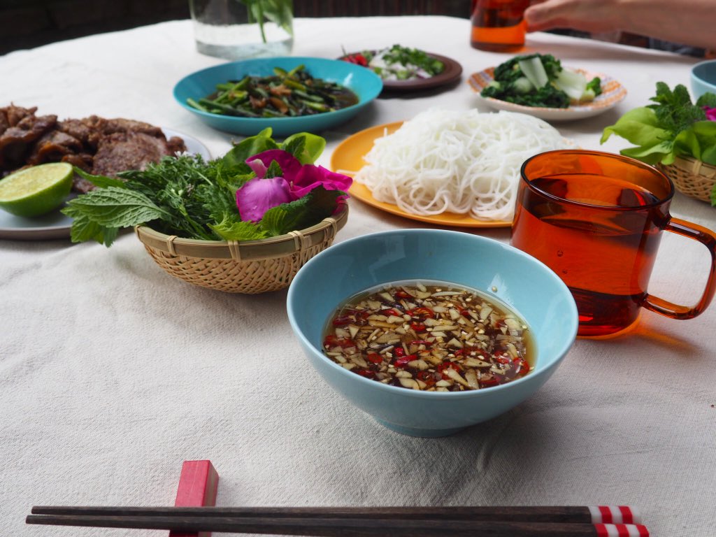 Minori 昨日は久しぶりにベトナム料理bun Chảを作った 米粉の細麺bunに しっかりマリネしてグリルした豚肉chảを合わせ ディッピングソースにハーブや野菜 を入れながら食べるハノイ発祥料理 わんさかと庭で育つハーブも これならたくさん食べられる Minori 昨日は久しぶりにベトナム料理bun Chảを作った 米粉の細麺bunに しっかりマリネしてグリルした豚肉chảを合わせ ディッピングソースにハーブや野菜 を入れながら食べるハノイ発祥料理 わんさかと庭で育つハーブも これならたくさん食べられる