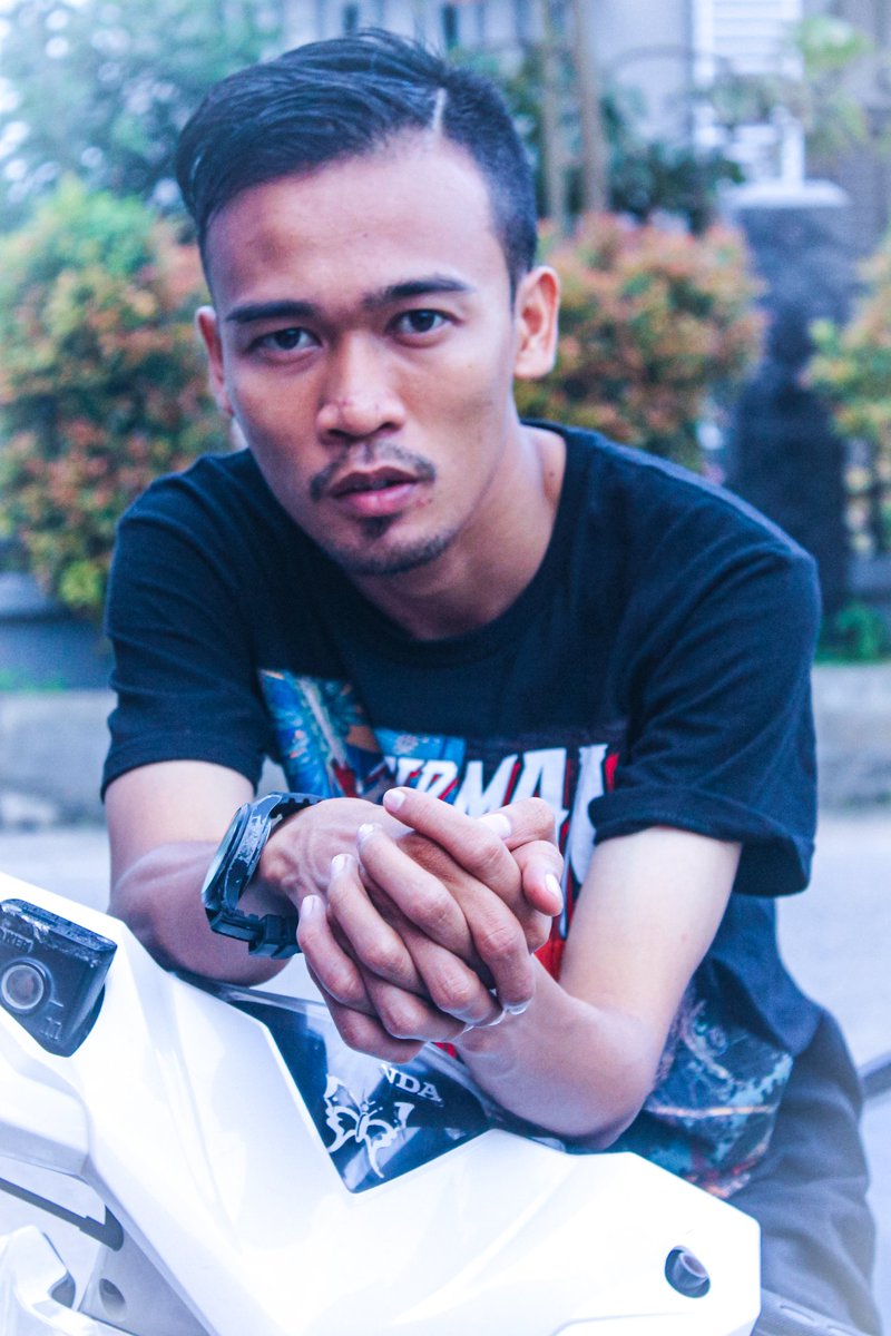 ghandydprofits's tweet photo. Cowo pake motor beat HP Xiaomi, pake kartu Tri, tapi aku Telkomsel lo hahahahahaaa,  ada apa dg motor bestt, HP xiaomi!? https://t.co/cDAGclmHSp