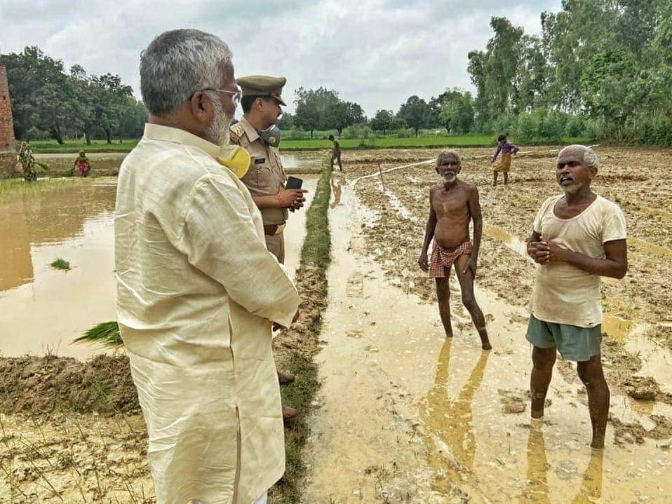 vinayshakunlko's tweet photo. सीतापुर से लखनऊ वापसी के दौरान बीजेपी के प्रदेश अध्यक्ष स्वतंत्र देव सिंह ने धान के लिए  खेत को तैयार कर रहे किसानों से मुलाकात की, हालचाल जाना. अब ऐसी सादगी का मुरीद कोई कैसे न हो. आज बीजेपी सत्ता में है और अध्यक्ष लोगों के बीच पहुंच रहे हैं संवाद कर रहे हैं. https://t.co/Bs0mFAFSUh