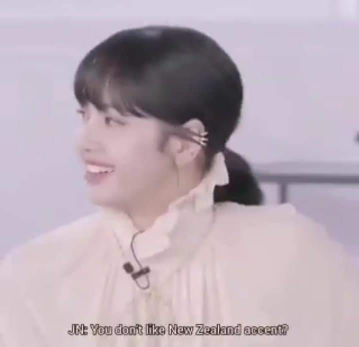 chaenginanyo's tweet photo. Lisa: I want to have Rosé's Australian accent
Jennie: You don't like New Zealand accent?

ahashajajahahaha run, lisa run!!! https://t.co/jUBjkvtx6b