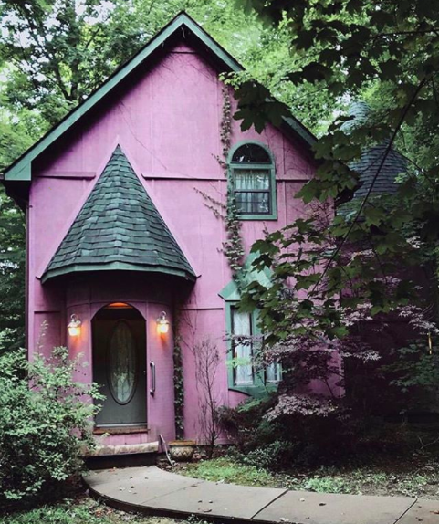AttitudeCo's tweet photo. How cute is this house!?🖤🔮✨
Who would live here?🧹
📷soliloquyjewelry
#Attitudeclothing #witcheshome #witchyaf https://t.co/O8cZlMJ9zV