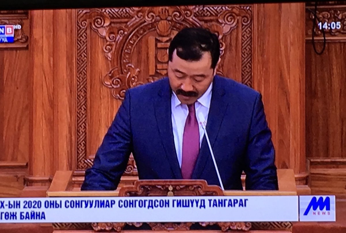 энэ нөхрийг харахаар л инээд хүрээд бдаг болсон шүү хаххахаха