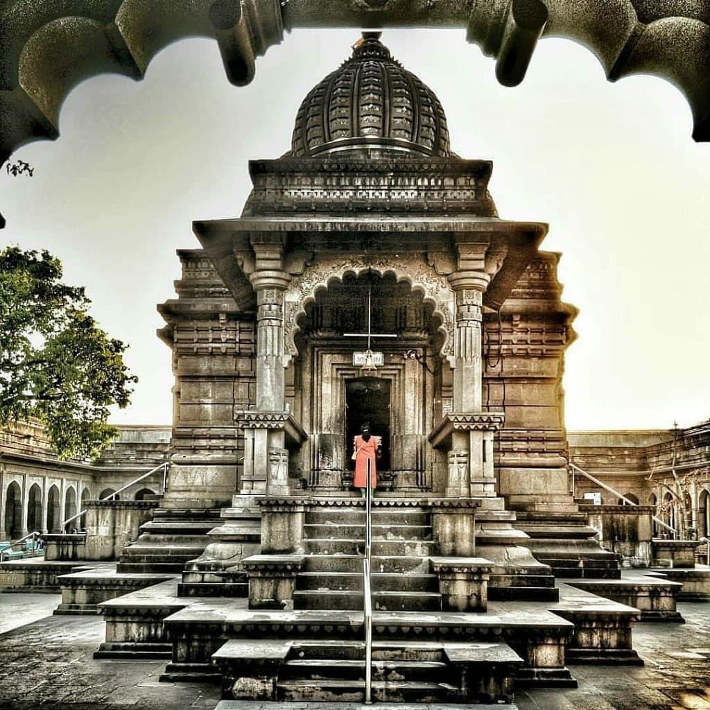 Lord KalaramJi’s temple has 84 pillars, which represents cycle of 84 lakh species We have to take in order to get Human birth There is a very old tree that has Lord Dattatreya's footprint impressions marked on a stone (2/3)  #MyBeautifulIndia  @BharatTemples_  @harshdeshpremi