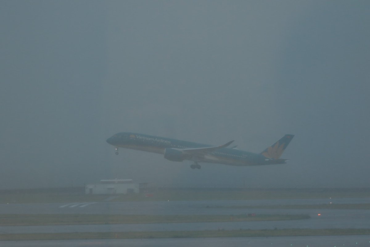 Uzivatel 中部国際空港セントレア Na Twitteru 朝到着したベトナム航空のエアバスa350は昼前にセントレアからハノイへ向けて離陸していきました 今日は悪天候による低視程での離陸でしたが コクピットからの眺めは先日ご紹介したシミュレーターのように見えていたかも