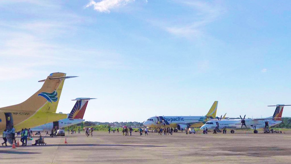 donatilano's tweet photo. Busiest time of the day, full-house parking with another CEB320 on Final. #TUESlookingback #flypal #flyceb #cebupacificair #cebgo #palexpress #philippineairlines 💛💙❤️ https://t.co/TmfsZNzdXq