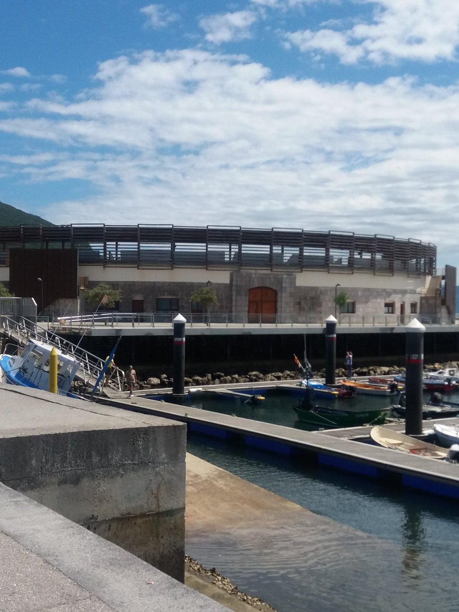 #BuenosDiasATodos ❤
#Santoña y la  plaza de toros pagada al puerto!