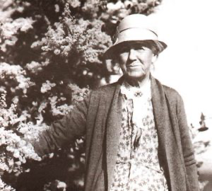 Next up:Kate Sessions! She was a botanist and horticulturalist in California. She co-founded the San Diego Floral Association, and was the 1st woman to be awarded the Frank N. Meyer award from the American Genetic Association!