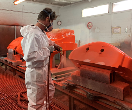 FariniaFMGC's tweet photo. #metiers dans la #fonderie LE Peintre #expertise #savoirfaire #foundry #fmgc #contrepoids #counterweights #farinia https://t.co/175aZP9jGP