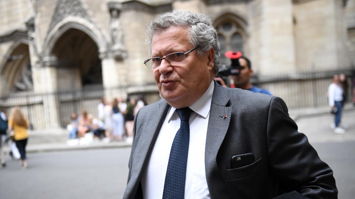 franceinfo's tweet photo. Affaire Fillon : l'avocat de Marc Joulaud considère que "la prison devrait être réservée aux gens dangereux pour la société"
https://t.co/RCev3LiC9x https://t.co/nybYEcIG8Q