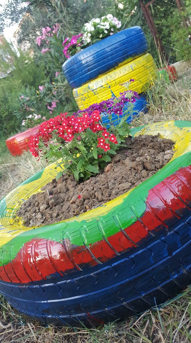 EUUnitPatos's tweet photo. 1/2 "#Green Corner", a garden for the community of social housing in 📍Patos🇦🇱. 
Together with residents &amp; a group of young activists   from #CDCIPatos, the #EUUnit @MunicipalityofPatos created a #tire garden, full of colors, flowers &amp; herbs. ✅
@LSorecaEU @EUinAlbania https://t.co/WIdqvjqTAx