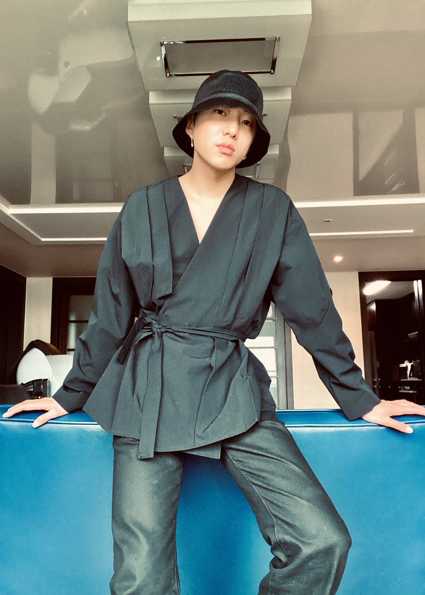 official_yoon_'s tweet photo. 날씨는 흐리지만 웃어봅니다😊 https://t.co/9EtcgcNP5l
