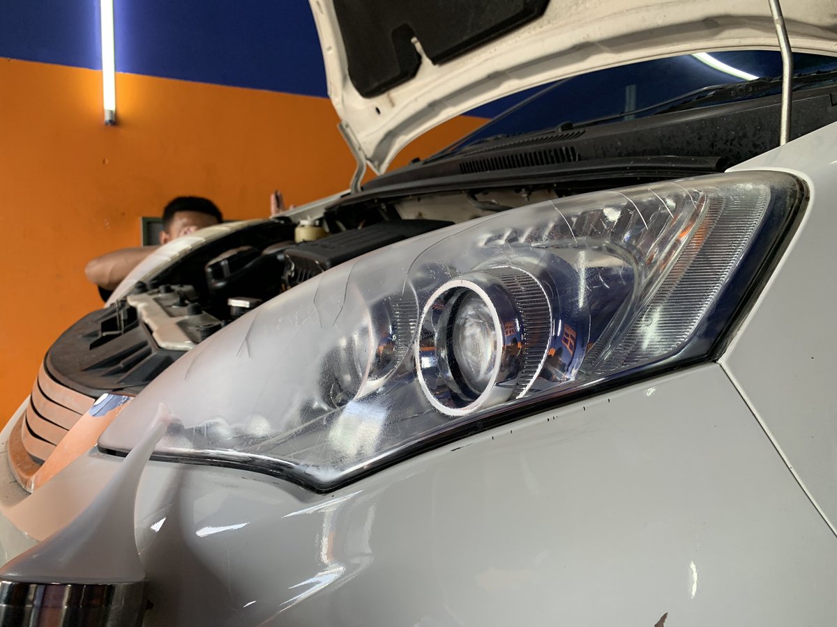 kingmotospa's tweet photo. Headlamp Restoration process at King Motospa, MetroCity Matang #Kuching https://t.co/V03x682Sj8