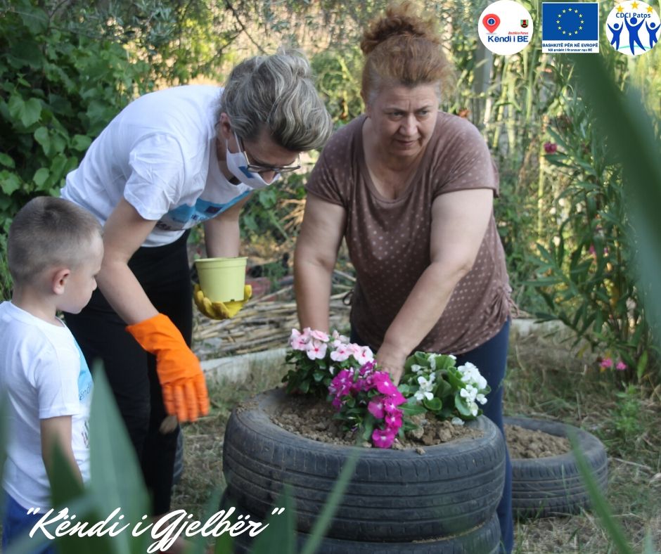 EUUnitPatos's tweet photo. 1/2 "#Green Corner", a garden for the community of social housing in 📍Patos🇦🇱. 
Together with residents &amp; a group of young activists   from #CDCIPatos, the #EUUnit @MunicipalityofPatos created a #tire garden, full of colors, flowers &amp; herbs. ✅
@LSorecaEU @EUinAlbania https://t.co/WIdqvjqTAx