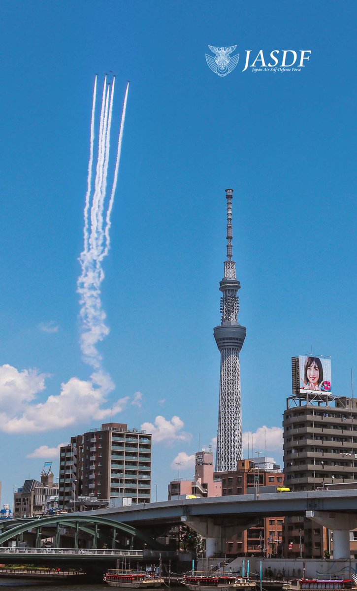 防衛省 航空自衛隊 空幕広報室 です 壁紙シリーズ ブルーインパルス With スカイツリー 青空の 空の樹よこの スモークに 込めた想いは 敬意と感謝 裏方の 苦悩も少し 語らせて 予行なし 現地の撮影 これでよし 結果オーライ 一安心