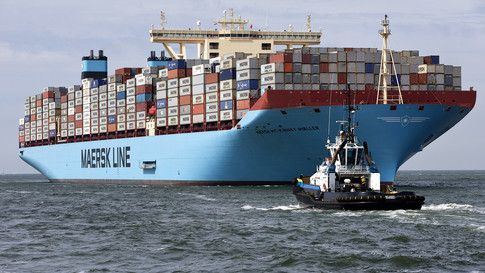 wef's tweet photo. The world's largest shipping company is setting up a research center to decarbonize the industry https://t.co/MLpAo2EXDc #Shipping #ClimateChange https://t.co/Phr7ClKJrz
