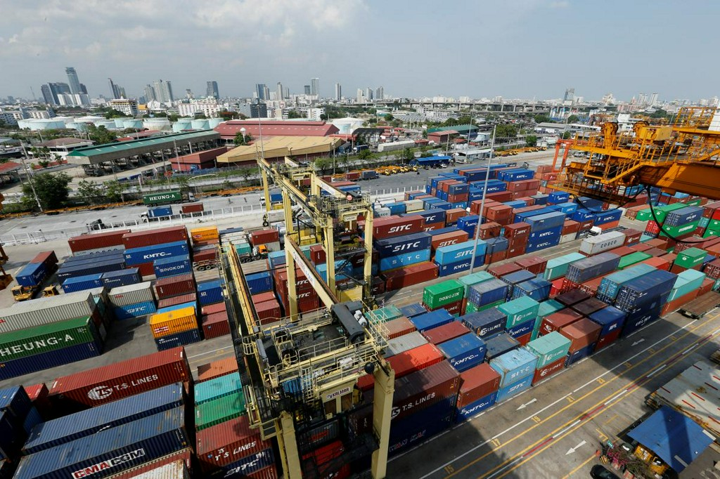 Reuters's tweet photo. World Bank sees Thai economy shrinking by at least 5% this year https://t.co/jKqvCXWMnq https://t.co/RyR7rHndjM