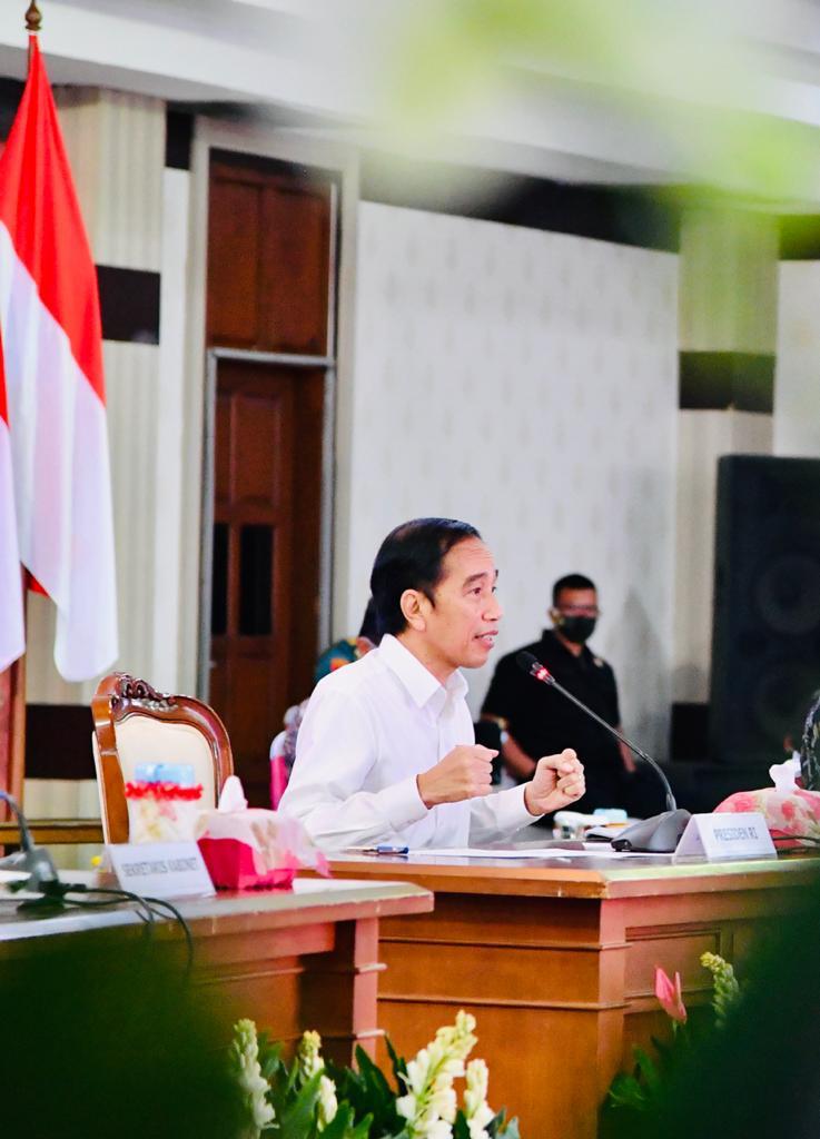 Pemerintah daerah tidak perlu memaksakan penerapan new normal tanpa melalui tahapan yang benar. Gunakan data sains dan saran para ilmuwan sebagai pertimbangan. 

Kalau belum waktunya, jangan dipaksakan. Kalau diterapkan, monitor dan evaluasi. Kalau keadaannya naik, ya tutup lagi.