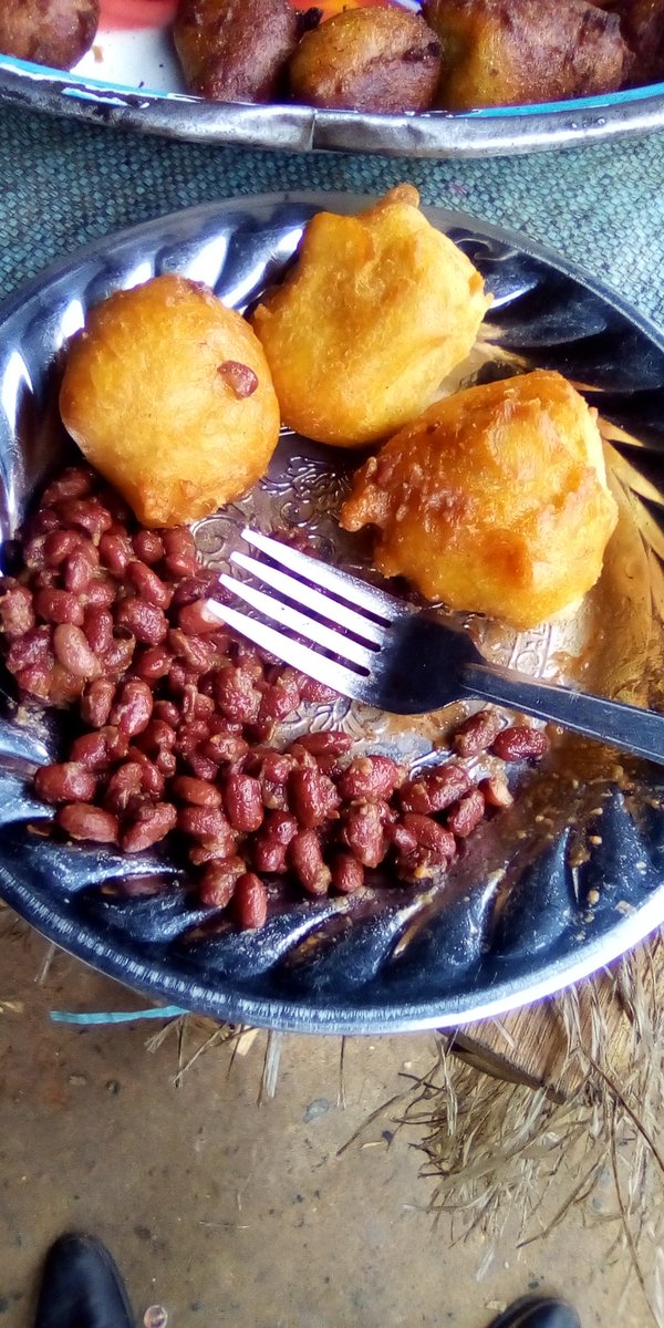 Nangbenji's tweet photo. This is Daniela Simo, she is 12 years old. Every since schools got closed due to #COVIDー19 her Grand mother  trained her to fry puff puff and beans #achombo she started a business. Let's support her business @KahWalla @MimiMefoInfo https://t.co/mAm4fVZzuz