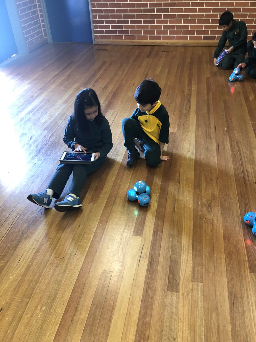 We had so much fun playing with the robotics with 3H <a href="/Miss_Henley12/">Miss Henley</a> Thank you so much for teaching us how control and code the dash and blue bots. 🥳🥳🥳 <a href="/PsCondell/">CondellParkPS</a>