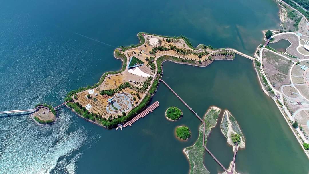 KCCNigeria_'s tweet photo. Did you know that there is an island in the exact shape of the #Korean_Peninsula๐?
_
Located on Paroho Lake in #Yanggu-gun County, #Gangwon-do Province, the artificial Korean Peninsula Island symbolizes how the county lies exactly at the center of the peninsula and its hope to https://t.co/oBRKPDRGJN