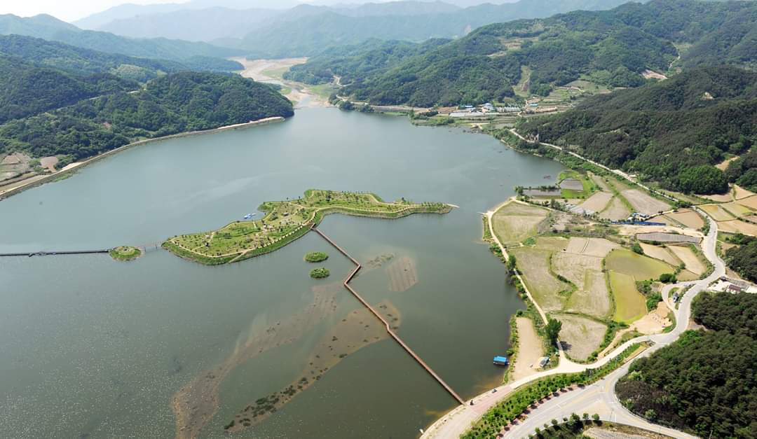 KCCNigeria_'s tweet photo. Did you know that there is an island in the exact shape of the #Korean_Peninsula๐?
_
Located on Paroho Lake in #Yanggu-gun County, #Gangwon-do Province, the artificial Korean Peninsula Island symbolizes how the county lies exactly at the center of the peninsula and its hope to https://t.co/oBRKPDRGJN