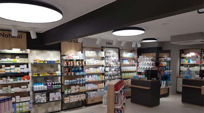 RevistaLuminica's tweet photo. .@zumtobelgroup, nuevo sistema de #iluminación y control en #comercios. Farmacia Nova 73 La Garriga sistemas proyectores #Onico, y luminarias #Ondaria y #SloinSlim. Iluminación controlada por #LITECOM  https://t.co/6a5O8dH7P4 https://t.co/ZOsZAIr1BY