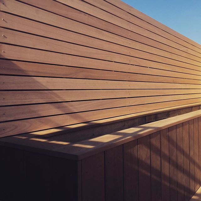 Timbmet's tweet photo. Amazing use of Red Grandis by our customer @box_clad. Long lengths and clean faces make it perfect for multiple applications. This amazing hardwood is so versatile.
#urufor #redgrandis #timbmet #boxclad https://t.co/ULTBbZft7r