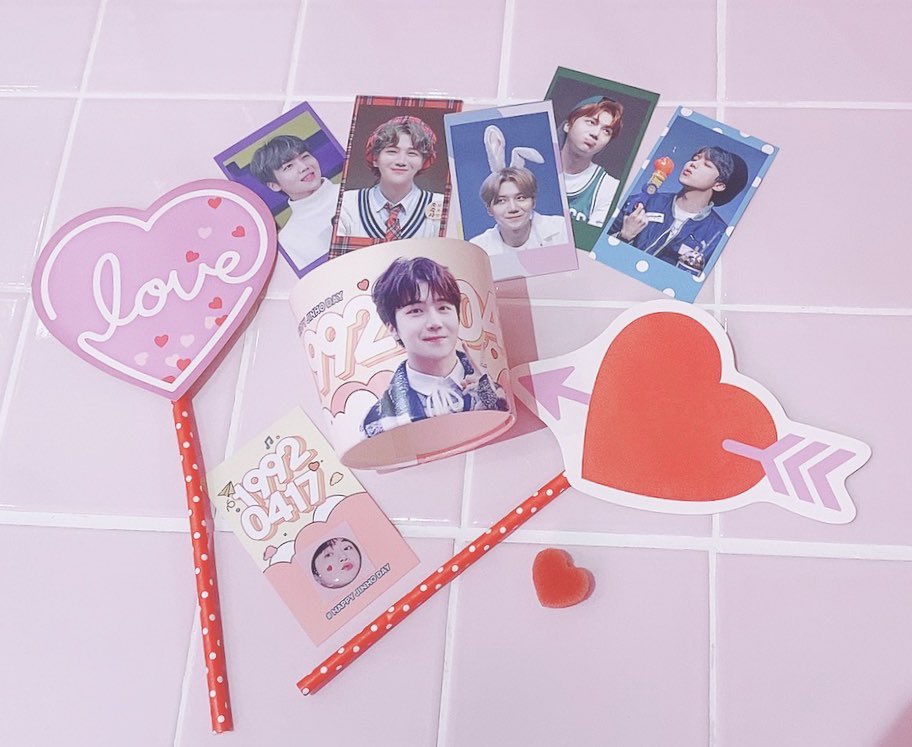 #PENTAGON #ジノ さん

18:00から❤️
飾り付けプレゼント❣️❣️❣️
バナーも含む全ての飾り付け

ジノさんの
カップホルダー＋特典で
ドリンクご購入の方にバナーや
ポスターをランダムで
お1つ配布いたします
写真大は2枚
写真小は3枚ランダム配布致します❣️

<a href="/pinkocean_JH/">pink ocean ; 핑크오션💕</a> 様
<a href="/pinkocean_japan/">PINKOCEAN JAPAN</a> 様