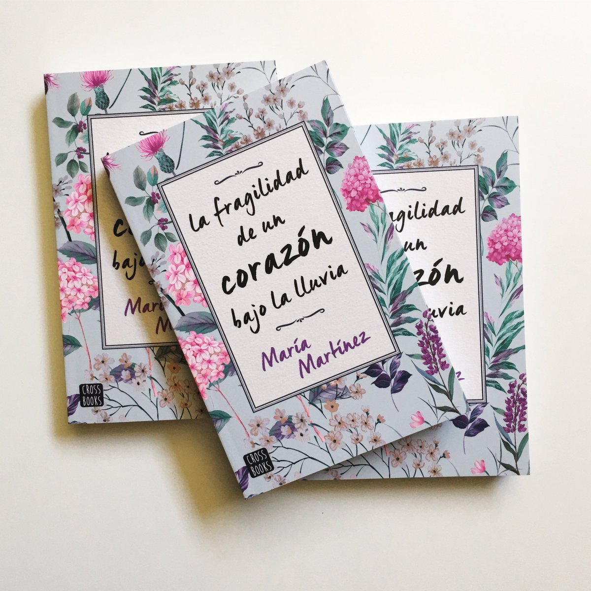 🌧☔️💔
¡Llegó el día!
Darcy y Declan, es el momento de despedirnos. Habéis sido tan especiales, que siempre os llevaré conmigo. 
Sois amor, risas y todo lo inesperado. Sois lluvia y corazón.
Os deseo que voléis alto y, poco a poco, muchos os conozcan. 
¡Hasta pronto! 🖤