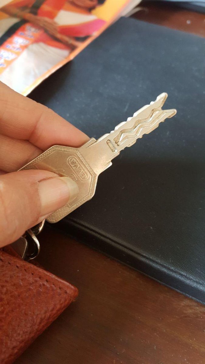 RoopaSpeaks's tweet image. I'm sharing a picture of my own set of door Lock and it's keys which are perhaps similar in most modern houses including his, How were #duplicatekeys   re-made in such a short notice?
#cbiforsushant  #SushanthSinghRajput #RoopaGanguly @AmitShah @narendramodi