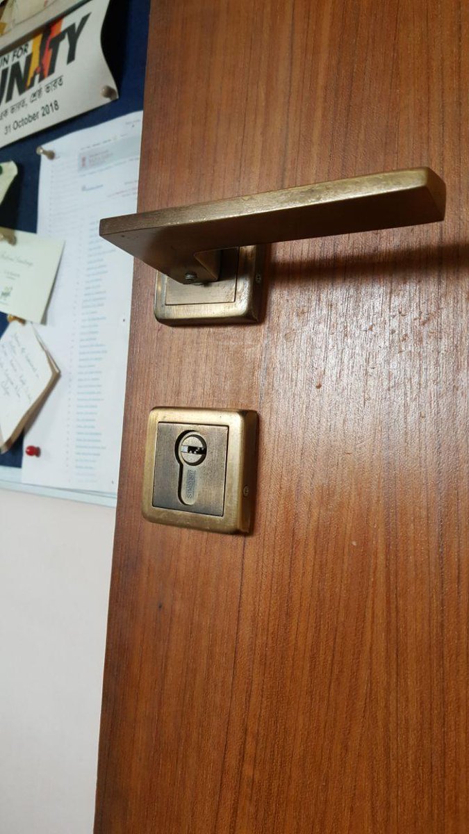 RoopaSpeaks's tweet image. I'm sharing a picture of my own set of door Lock and it's keys which are perhaps similar in most modern houses including his, How were #duplicatekeys   re-made in such a short notice?
#cbiforsushant  #SushanthSinghRajput #RoopaGanguly @AmitShah @narendramodi