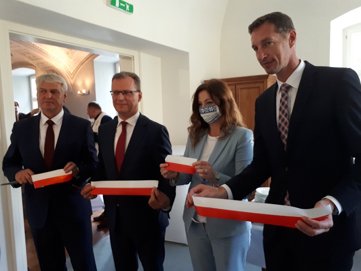 PLinSlovakia's tweet photo. Dziś został otwarty Konsulat RP w Preszowie, kierowany przez konsula honorowego Jána Hudackiego. Konsulat będzie udzielał podstawowej pomocy konsularnej Polakom żyjącym na Słowacji, a także polskim turystom przyjeżdżającym na Słowację. #PLSK https://t.co/1cRSsVPAF3