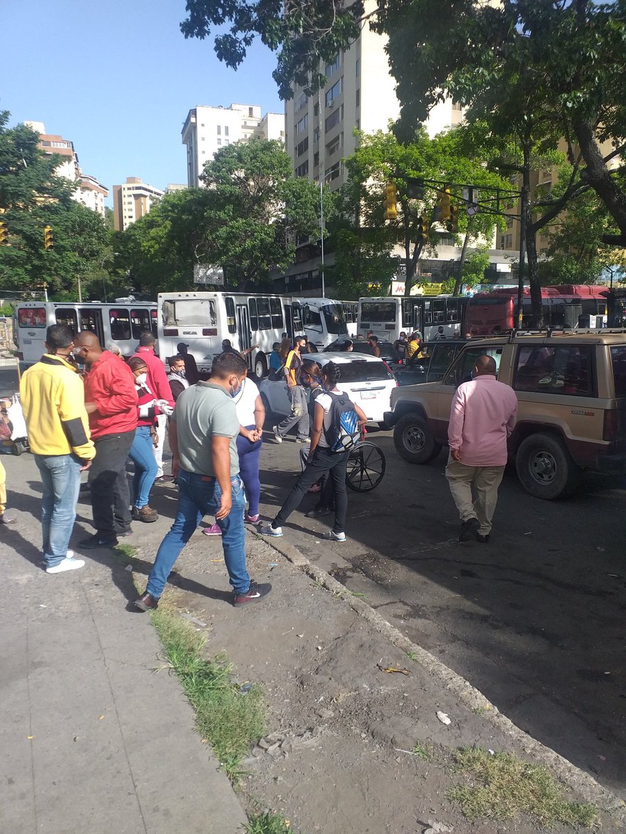 MSDIOSDADOC's tweet photo. @dcabellor
@ConElMazoDando
@NicolasMaduro
#CuarentenaEstricta 
#ApoyoSocial
El dia de hoy, se realizó el retiro de las unidades de transporte frente al urbanismo william lara, debido al riesgo de la aglomeración de personas, con apoyo de la seguridad del municipio https://t.co/xMSjivCExS