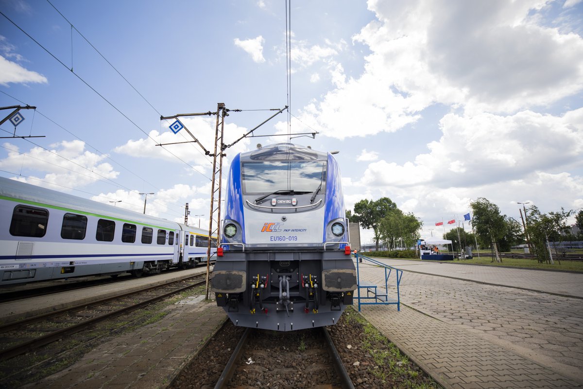 JoannaLech_CUPT's tweet photo. 20 nowych lokomotyw elektrycznych z dofinansowaniem UE już w @PKPIntercityPDP 🚄#Przyspieszamykomfortowo!
Lokomotywy Griffin rozwijają prędkość 160 km/h, pozwolą więc efektywnie wykorzystywać zmodernizowane linie kolejowe🛤️
#FunduszeUE dla całości projektu to ponad 250 MLN ZŁ https://t.co/EGybDFJI5D