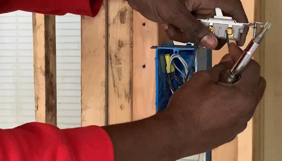 1stElectricRes's tweet image. This is 1st Electric Response installing an electrical switch
#switches #switchinstallation #electricaljob