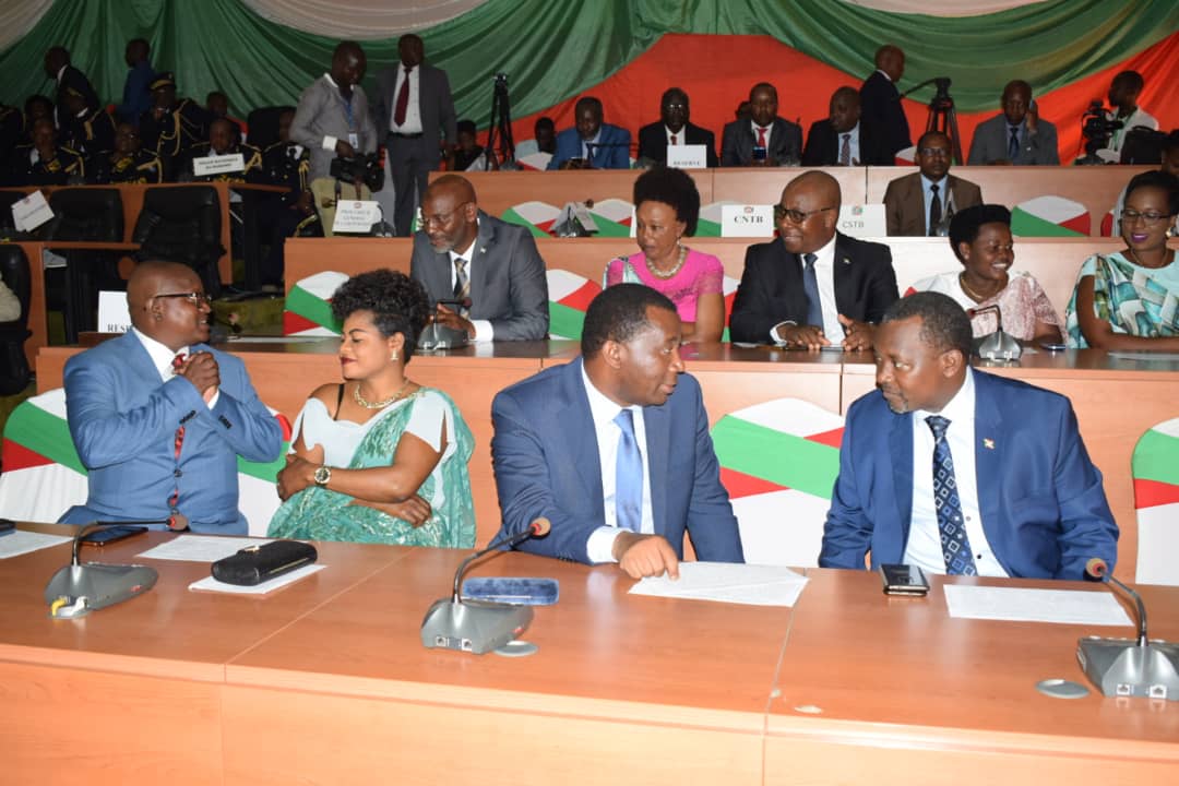 Après la prestation de serment des membres du nouveau <a href="/BurundiGov/">Bureau du Premier Ministre</a>, le chef de l'État <a href="/GeneralNeva/">SE Evariste Ndayishimiye</a> lance une campagne "#zéro_Covid_19", une campagne contre la malversation économique et une campagne contre la faim au #Burundi