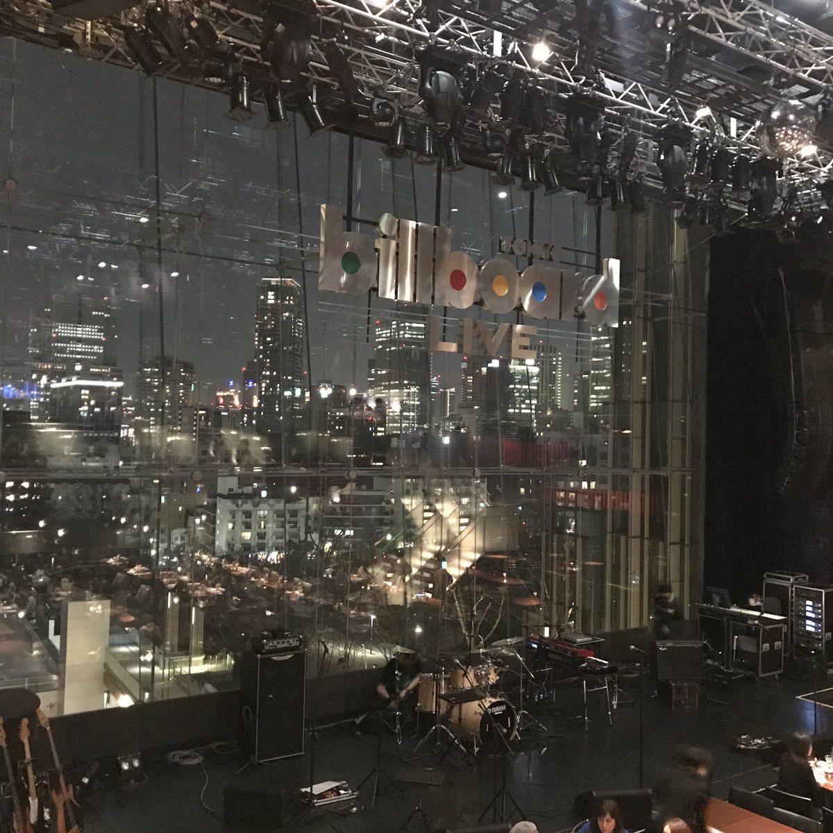 mochikko's tweet photo. 東京のゴージャス感と大阪のアットホーム感、どっちも大好きなBillboard Live。
たくさんの素敵な記憶の中でパッと浮かんだのは、いつも楽しいNONA REEVESと、こんなに近くで観られると思ってなかった地球三兄弟。
新しくできた横浜にも早く行きたいなぁ。
B賞希望です。
 #bblthrowback #JBLサウンド https://t.co/y3v1t3M5DL