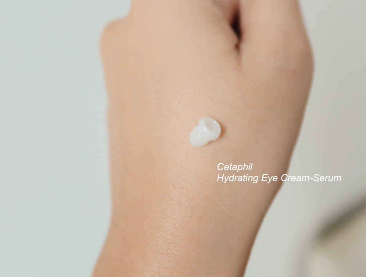 kdnutsu's tweet photo. ใครที่ผิวขาดความชุ่มชื้นต้องชอบ #Cetaphil สองตัวนี้ Daily Hydrating Lotion และ Hydrating Eye Cream-Serum เนื้อบางเบามาก ใช้คู่กันคือปังเลย มีส่วนผสม HYA และสารสกัดจากธรรมชาติ เนื้อซึมไว ใช้แล้วรู้สึกผิวฟูๆเหมือนได้เติมน้ำให้ผิว แต่งหน้าติดดีมาก ปลื้มมมอะ #ไว้รีวิวห้ามขายของโว้ย https://t.co/tLVL3nEE12