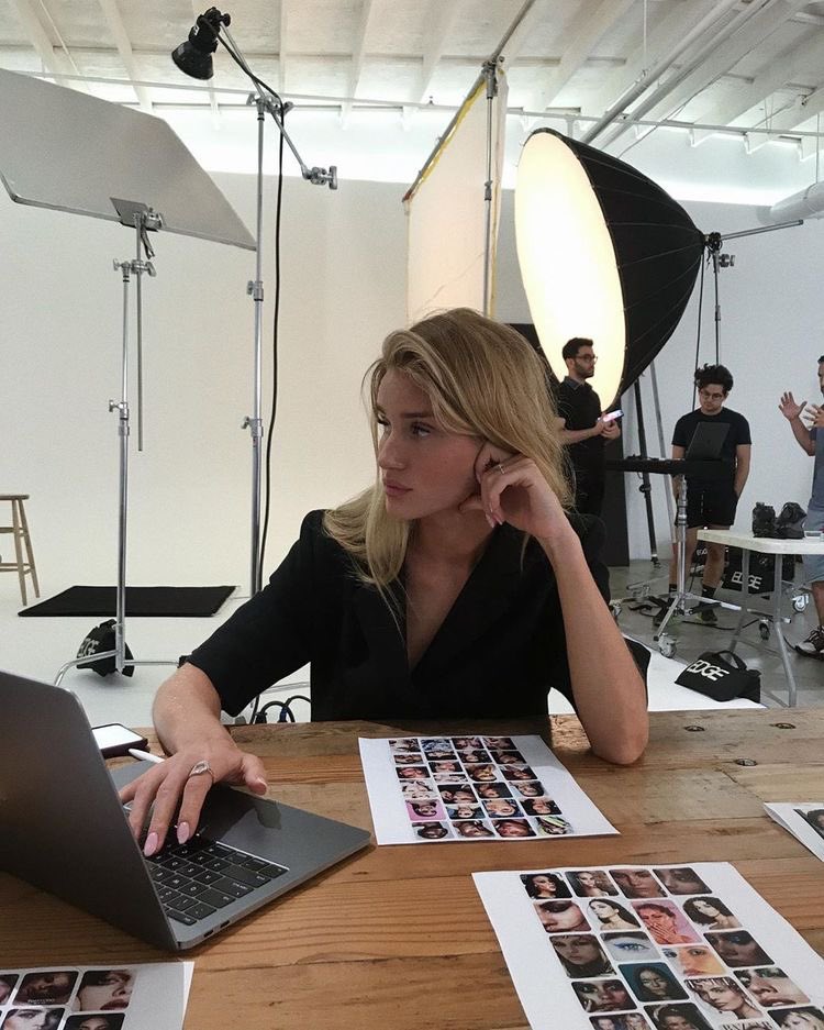 annamoll0y's tweet photo. To be working in the fashion industry in a job I love, travelling between Paris and New York. I am successful and happy in everything I do💫 https://t.co/KDbguCOBAj