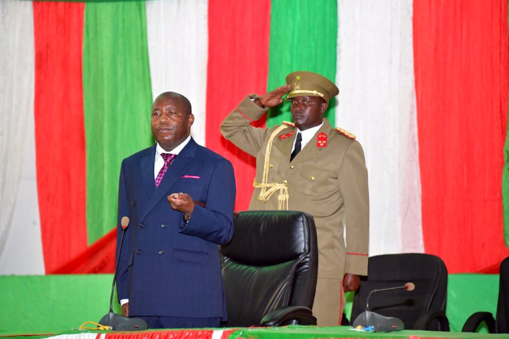 Les Membres du <a href="/BurundiGov/">Bureau du Premier Ministre</a> viennent de prêter serment devant le Président de la République S.E <a href="/GeneralNeva/">SE Evariste Ndayishimiye</a> et le Parlement du #Burundi. A la même occasion, le Chef de l’Etat a prononcé un discours-programme exposant les grands axes de l’action gouvernementale, 2020-2027.