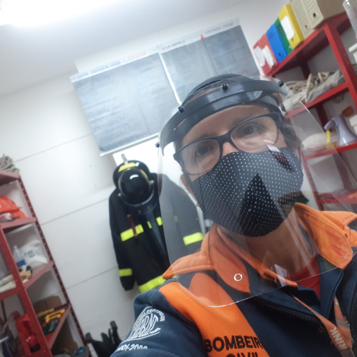 Wan33305450's tweet photo. Máscara é super importante.Tem q higieneizar bem. No plantão troco 4x de máscara,haja máscara!! E qdochegam os demais funcionários tenho q usar protetor facial. Estou tão acostumada q outro dia fui escovar os dentes e esqueci da mascara kkk #DescribingBrazil https://t.co/eNnGvtpOIA