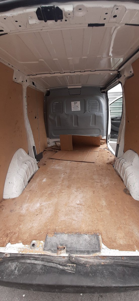 Narduuu's tweet photo. @BUHertzOnDemand que escándalo! Hemos alquilado una furgoneta para esta tarde y el interior estaba así. ¿No hay nadie que las revise una vez utilizadas? Llevamos 45 minutos intentando hablar por teléfono y no lo cogen. ¡Esta no se puede alquilar! @Hertz https://t.co/16Wu5hWVhy