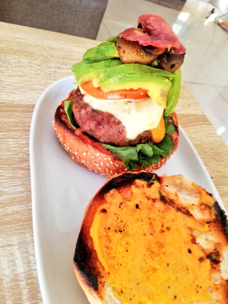 SparklinBeee's tweet photo. Homemade Cheese-stuffed Burger with Avacado (Avocado Rose OR Guacamole🤷), Mushroom & Bacon bites 👩🍳
#LunchAndSupper
#CookingWithAtSparklinBee👩🍳 https://t.co/542htVYvTH