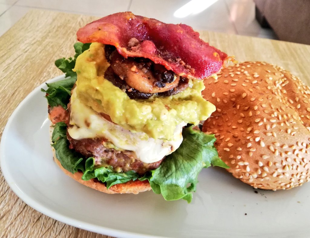 SparklinBeee's tweet photo. Homemade Cheese-stuffed Burger with Avacado (Avocado Rose OR Guacamole🤷), Mushroom & Bacon bites 👩🍳
#LunchAndSupper
#CookingWithAtSparklinBee👩🍳 https://t.co/542htVYvTH